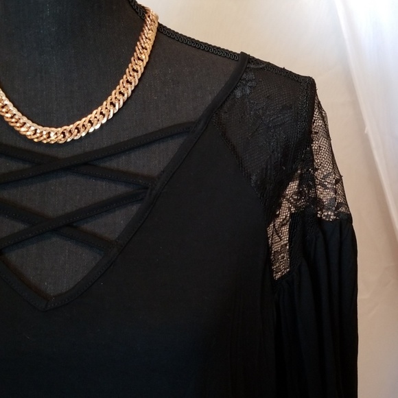 🔥LAST 1🔥Host Pick Plus Black Lace Shoulder Top - Picture 5 of 7